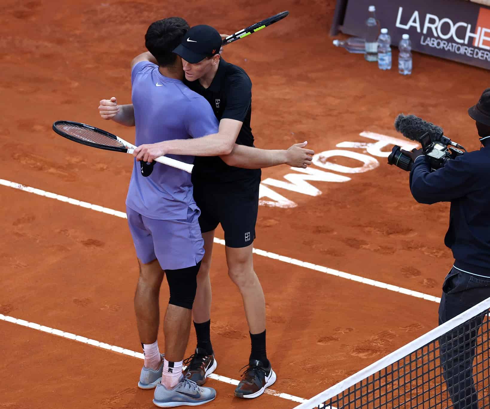 Carlos Alcaraz y Jannik Sinner se abrazan en la red tras un partido de la ATP