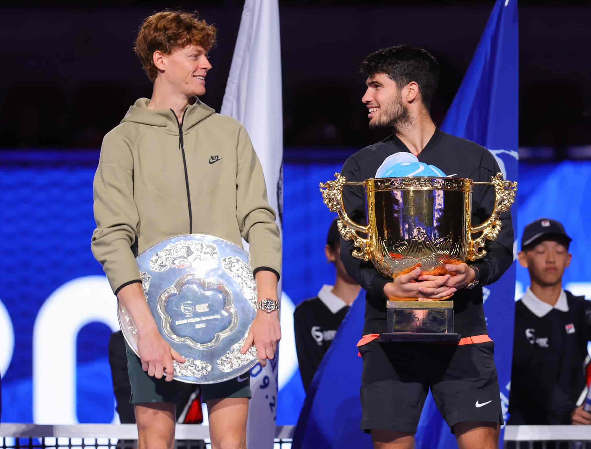 Carlos Alcaraz y Jannik Sinner conversan en la red durante el Australian Open 2026, reflejando su rivalidad en el circuito ATP.