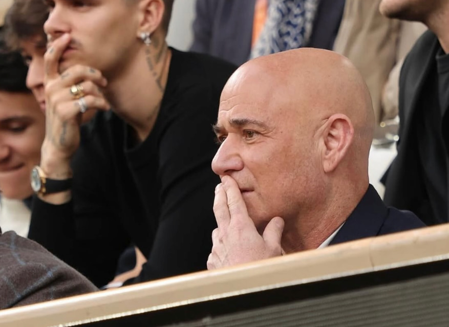 Andre Agassi observando el juego de Joao Fonseca en el Río Open