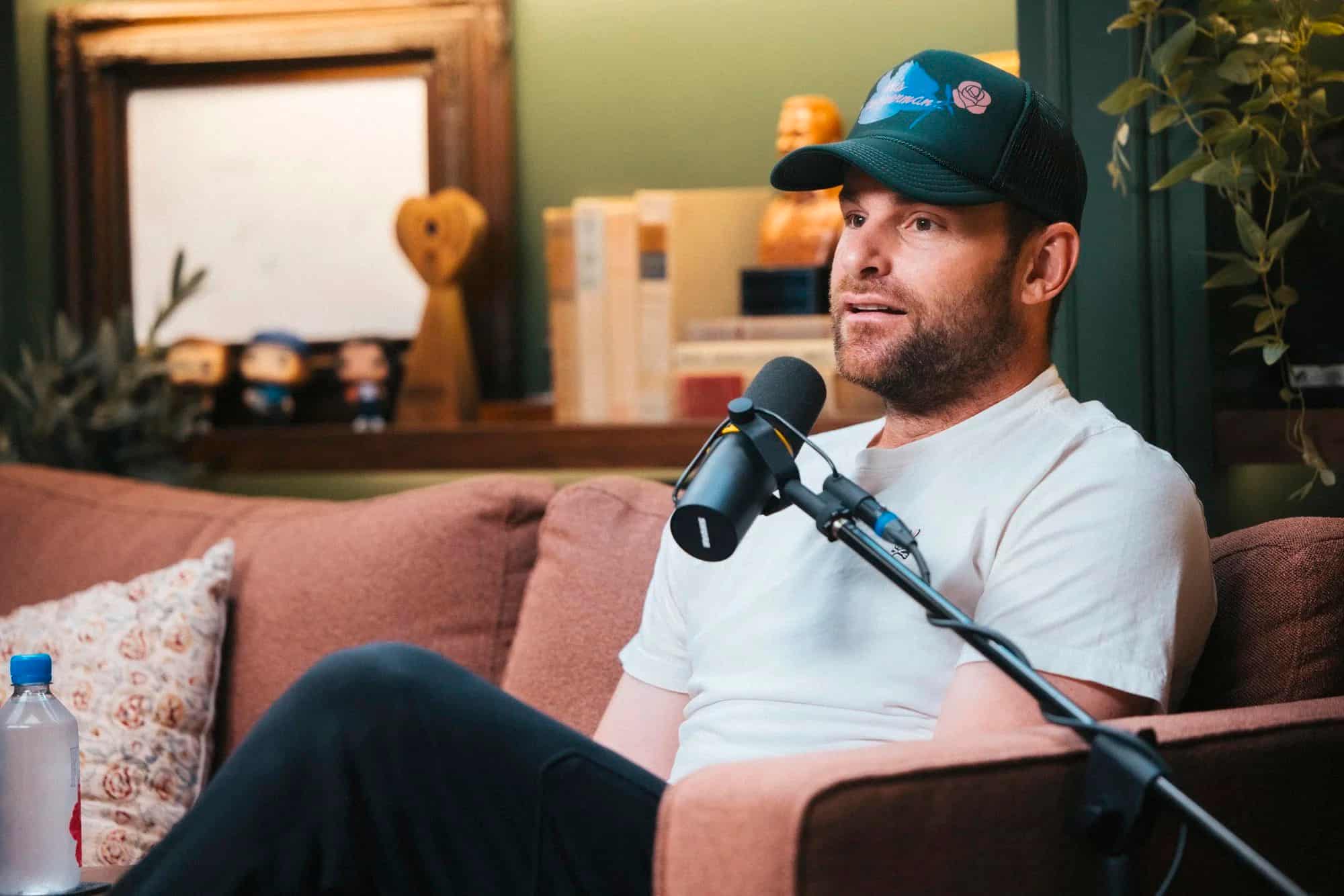 Andy Roddick en primer plano durante su podcast 'Served', analizando con seriedad la polémica del calendario WTA y la defensa de Iga Swiatek.