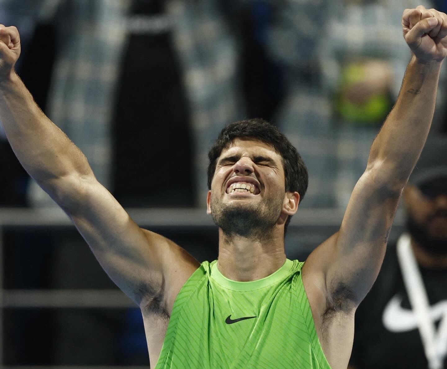 Carlos Alcaraz celebrando con rabia y euforia un punto clave en el ATP de Doha, reflejando su mentalidad ganadora.
