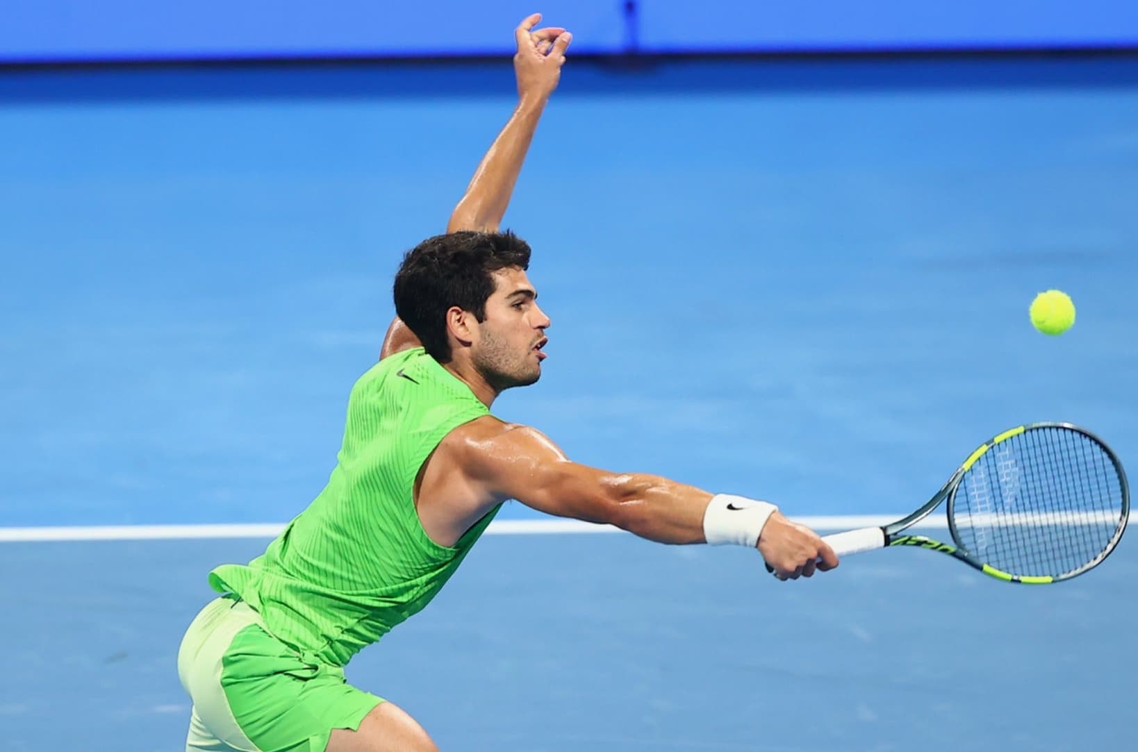 Carlos Alcaraz presentando su nueva línea de raquetas Babolat Carlitos Junior en 2026.