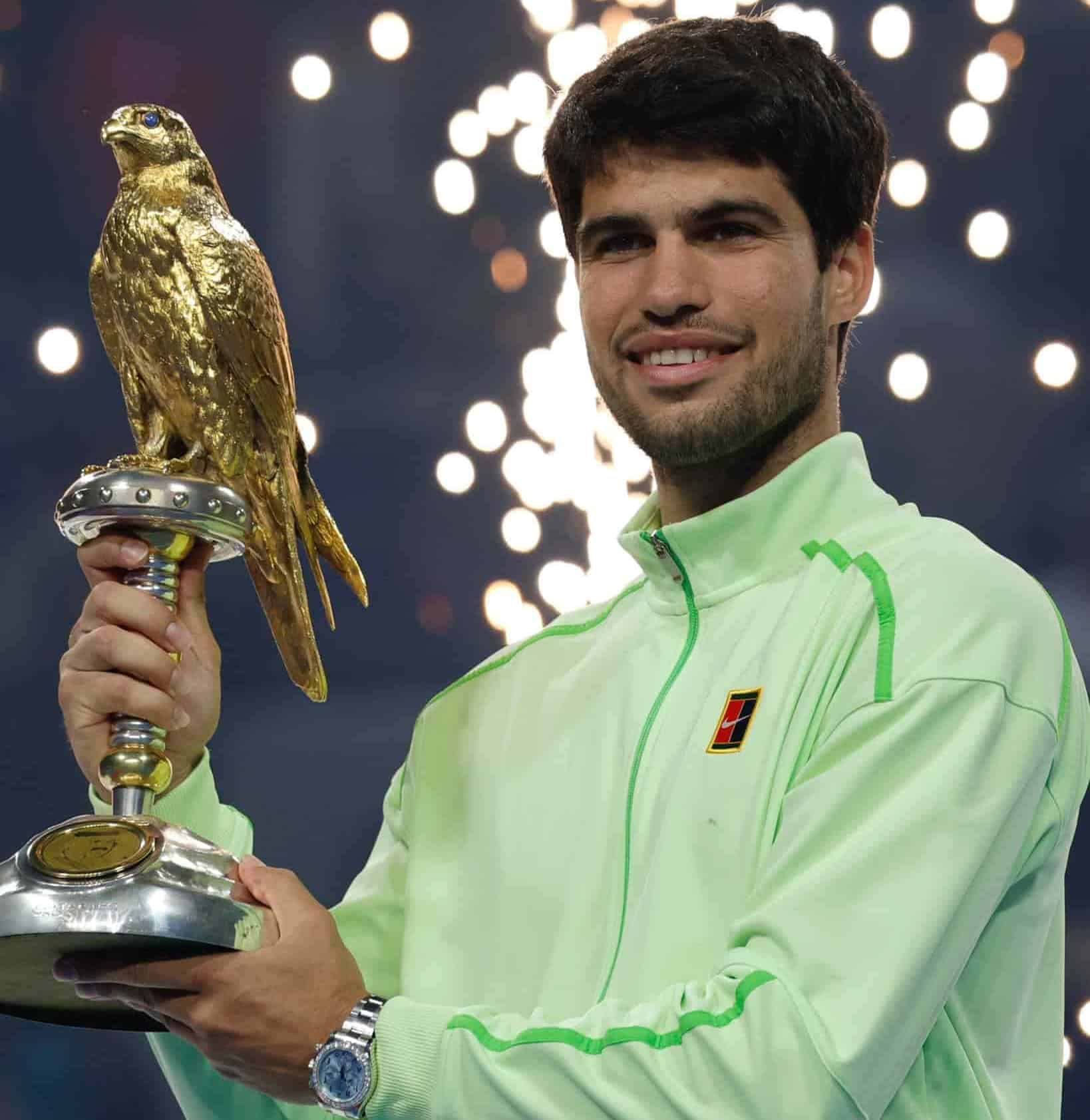 Carlos Alcaraz éxito personal Doha celebrando con el trofeo tras ganar la final.