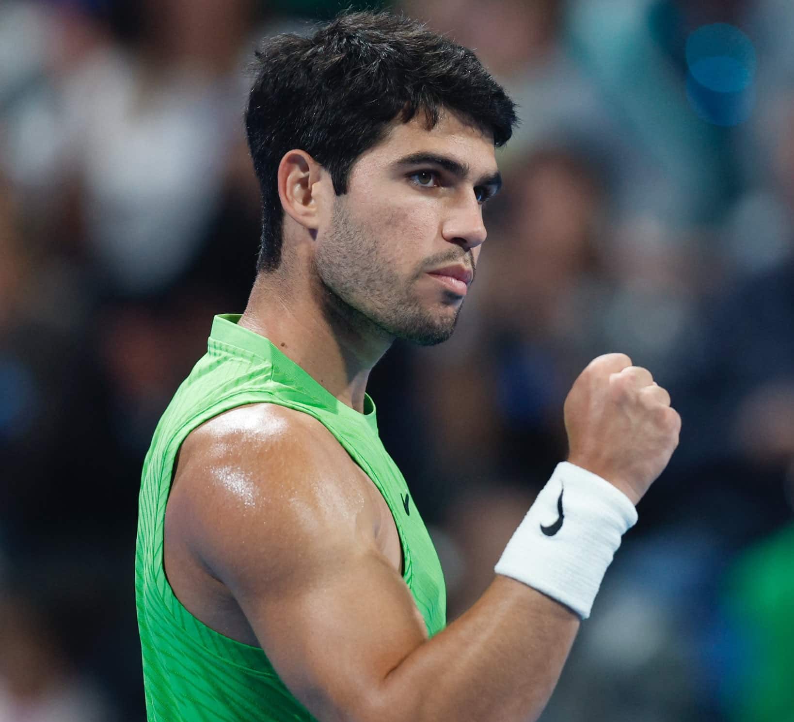 Carlos Alcaraz celebra un punto clave durante su racha invicta de 12-0 en el inicio de la temporada 2026, preparándose para el asalto al récord de Jannik Sinner en Indian Wells.