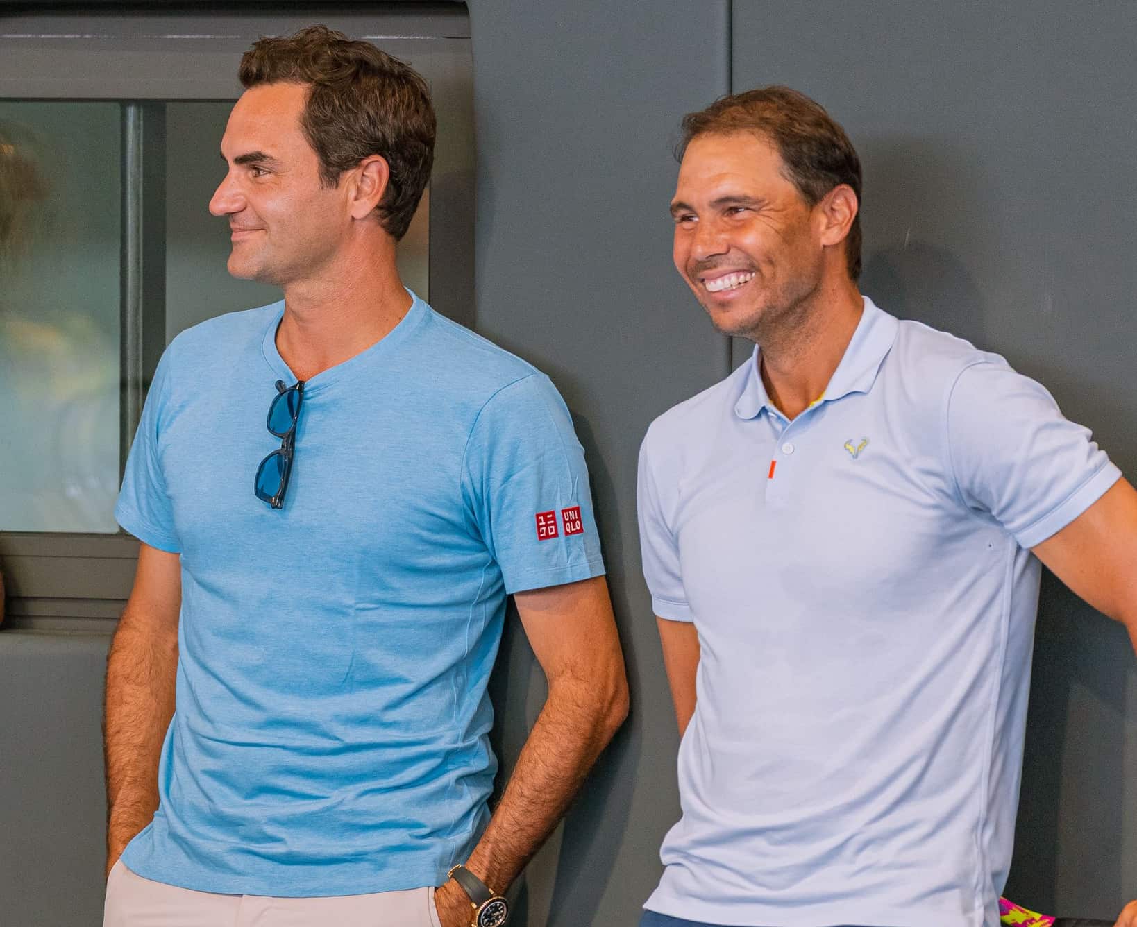Roger Federer y Rafa Nadal sonriendo juntos en un evento, representando el legado e impacto del Big 3 en el tenis.