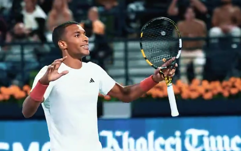 Félix Auger-Aliassime celebra con el puño cerrado su gran momento en el ATP de Dubái ante Alcaraz y Sinner.