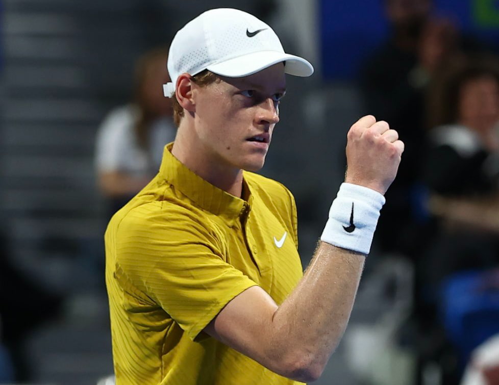 Jannik Sinner celebra victoria en octavos de final del ATP Doha 2026 frente a Popyrin.
