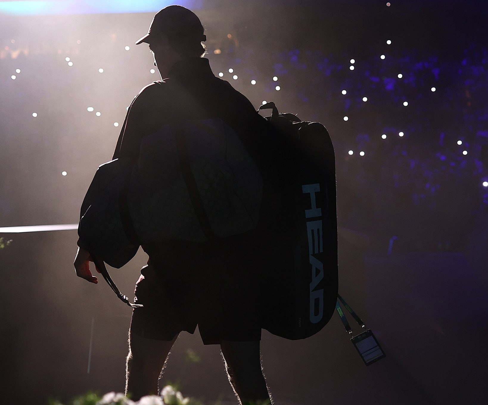 Jannik Sinner de espaldas saliendo de la pista, representando la presión y las dudas sobre su rendimiento en 2026.