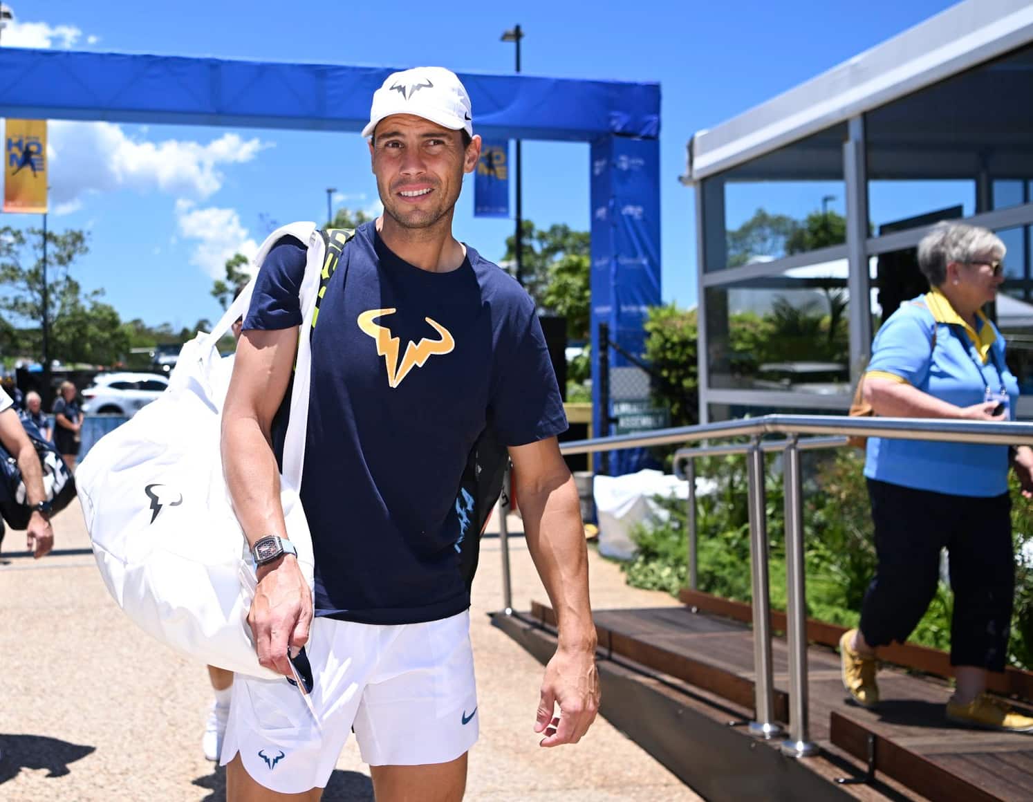 Primer plano de Rafael Nadal sonriendo durante su llegada al torneo de Brisbane.