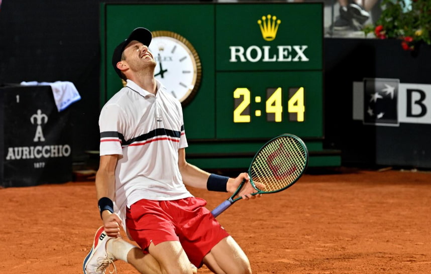 Nicolás Jarry gritando de frustración en la arcilla tras un polémico fallo en el Chile Open.