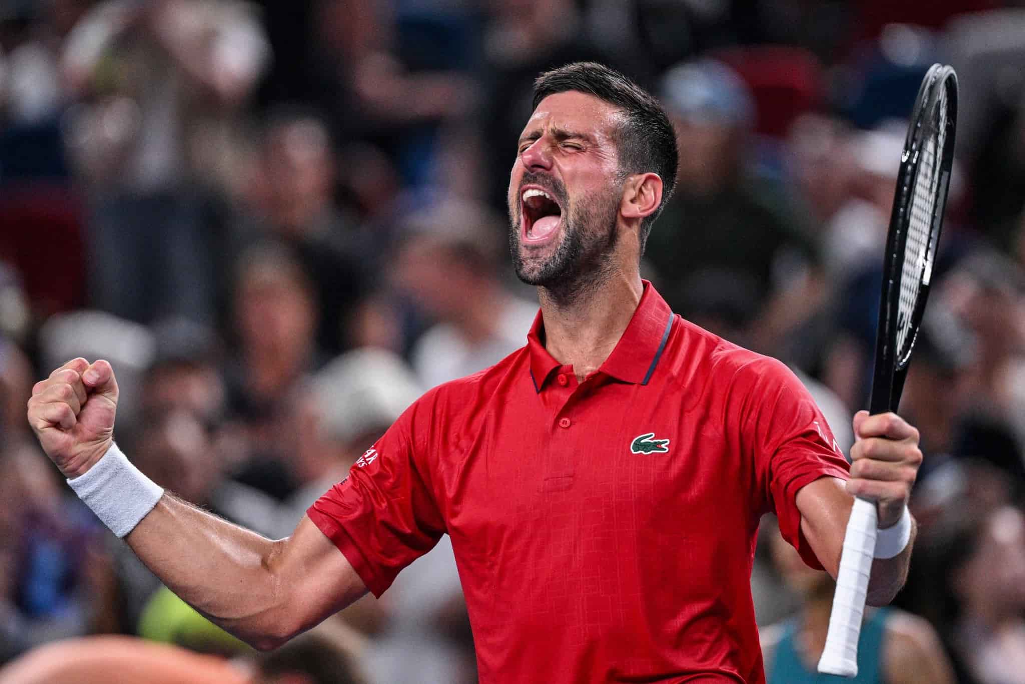 Novak Djokovic celebrando con intensidad, un ejemplo de la psicología en el tenis profesional