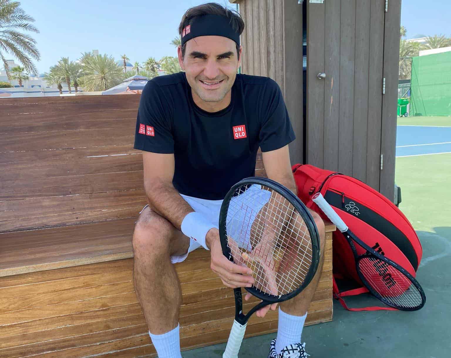 Roger Federer en Dubái sonriendo, imagen principal del reportaje sobre su vínculo con Felix Auger-Aliassime.