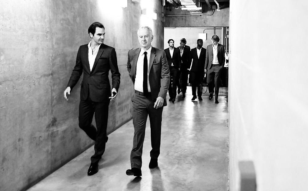 John McEnroe y Roger Federer posan juntos durante la Laver Cup en Vancouver, reflejando el respeto entre leyendas y la lección de profesionalismo del Big Three.