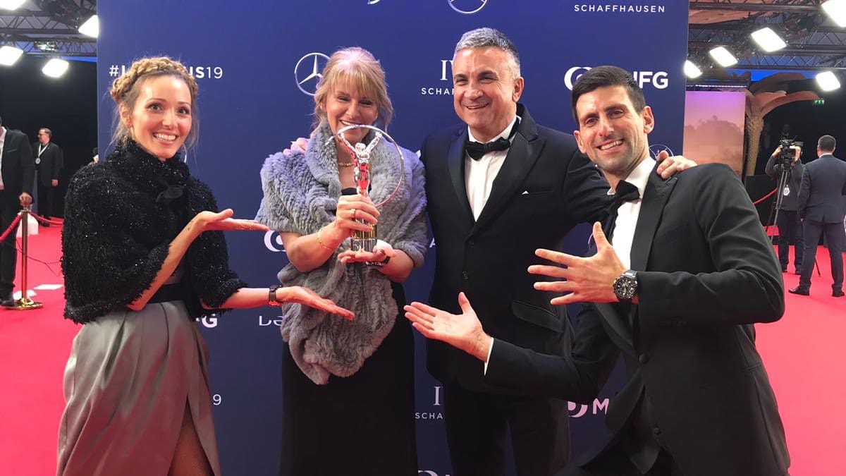 Srdjan Djokovic con gesto firme recordando los sacrificios y préstamos para la carrera de Novak Djokovic.