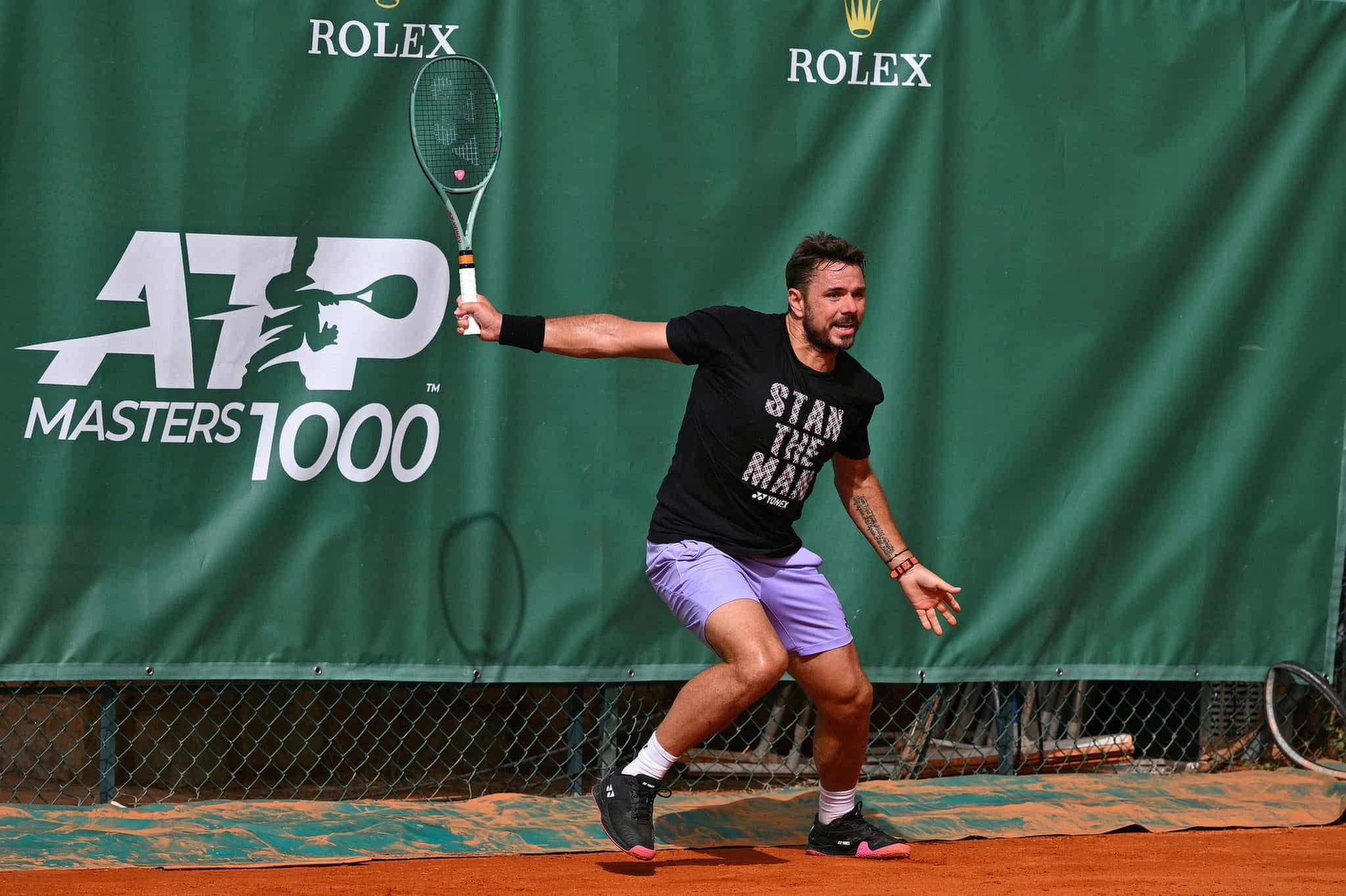 Stan Wawrinka ejecutando su revés a una mano en el ATP Dubái 2026, reflexionando sobre el nivel de Alcaraz y Sinner.