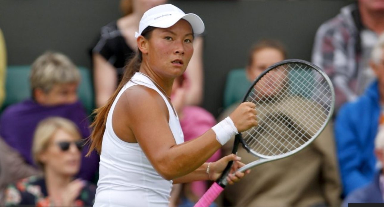 Tara Moore con gesto serio durante un partido de dobles de la WTA.