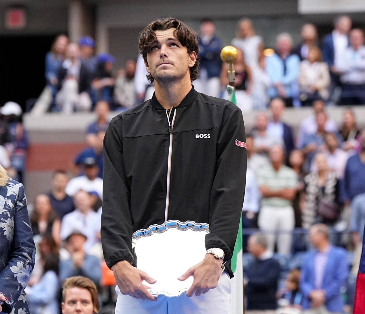 Taylor Fritz sostiene el trofeo de finalista del US Open en la pista central.