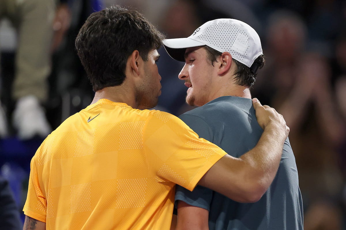 Carlos Alcaraz y Joao Fonseca saludándose en la red tras su partido en el Miami Open 2026.