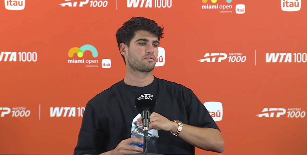 Carlos Alcaraz con gesto de frustración en la pista de Miami, ilustrando la teoría de Mouratoglou sobre su falta de motivación tras ganar siete Grand Slams.