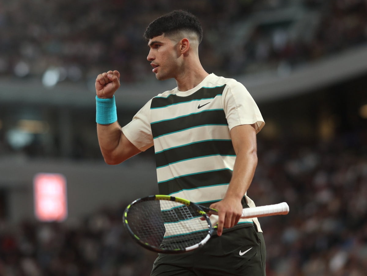 Carlos Alcaraz y Jannik Sinner deslizándose en tierra batida.