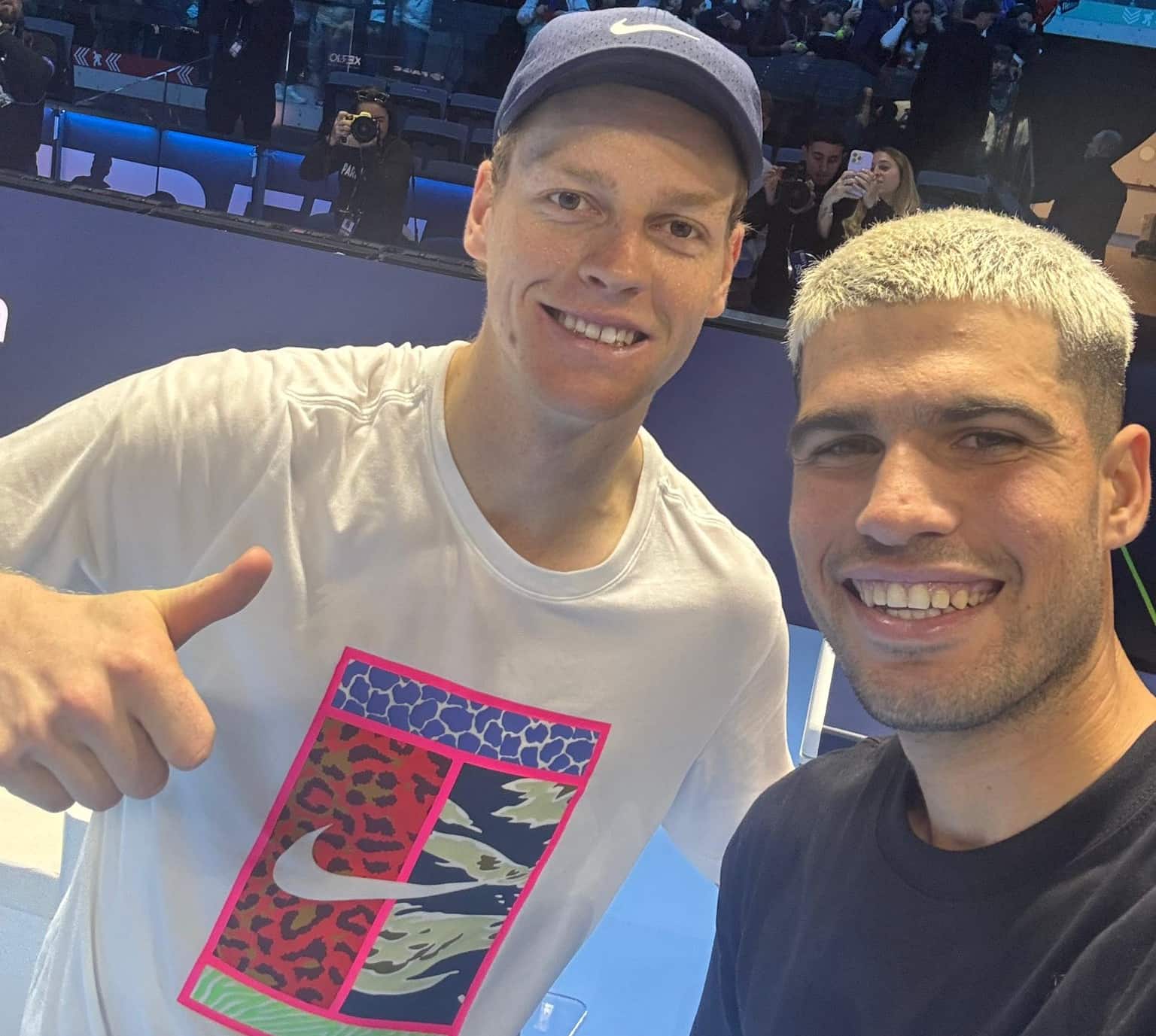Selfie de Carlos Alcaraz y Jannik Sinner sonriendo juntos tras su entrenamiento en Indian Wells 2026.