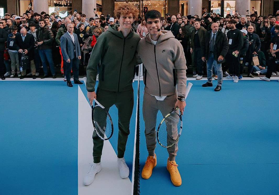 Carlos Alcaraz y Jannik Sinner junto a los jugadores de pádel Agustín Tapia y Arturo Coello en Miami.