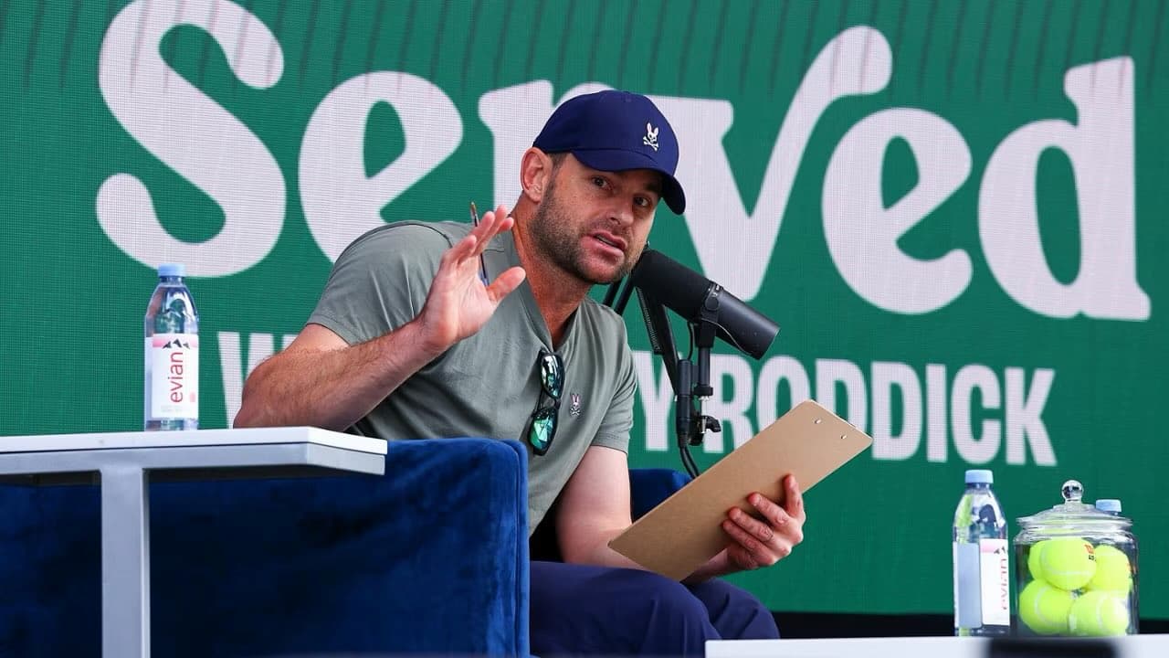 Andy Roddick hablando en su podcast 'Served' sobre las declaraciones de Mouratoglou y Carlos Alcaraz.