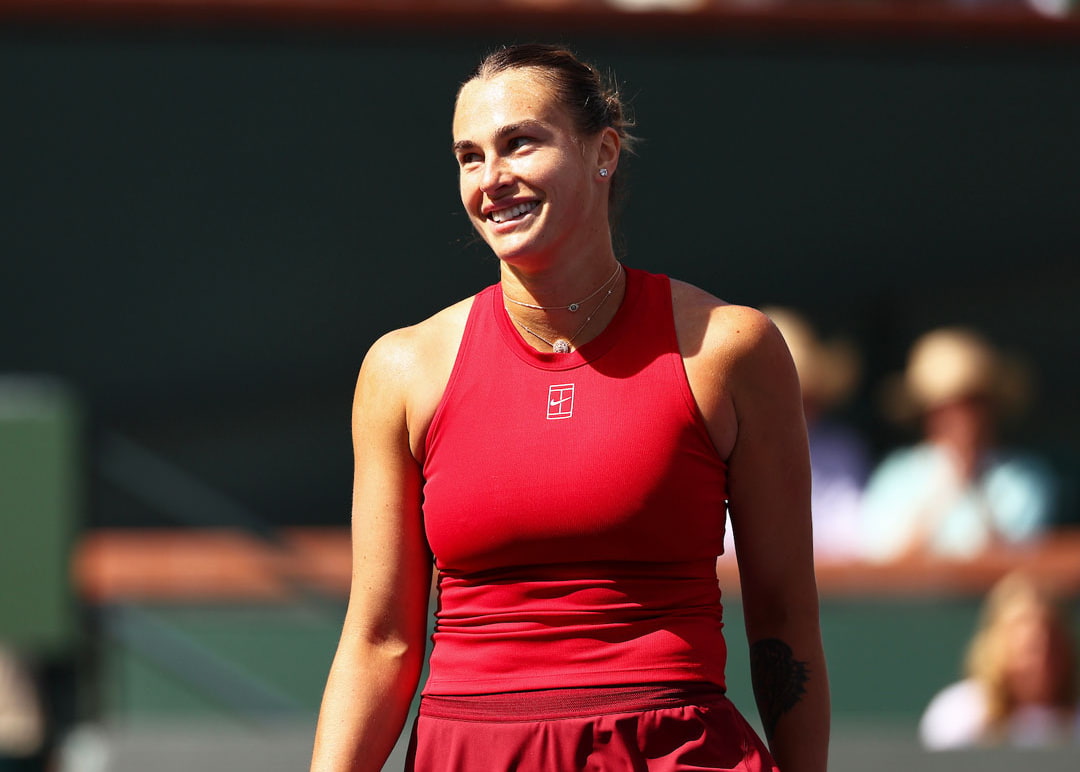 Aryna Sabalenka con gesto de determinación y potencia física durante un entrenamiento en Indian Wells.