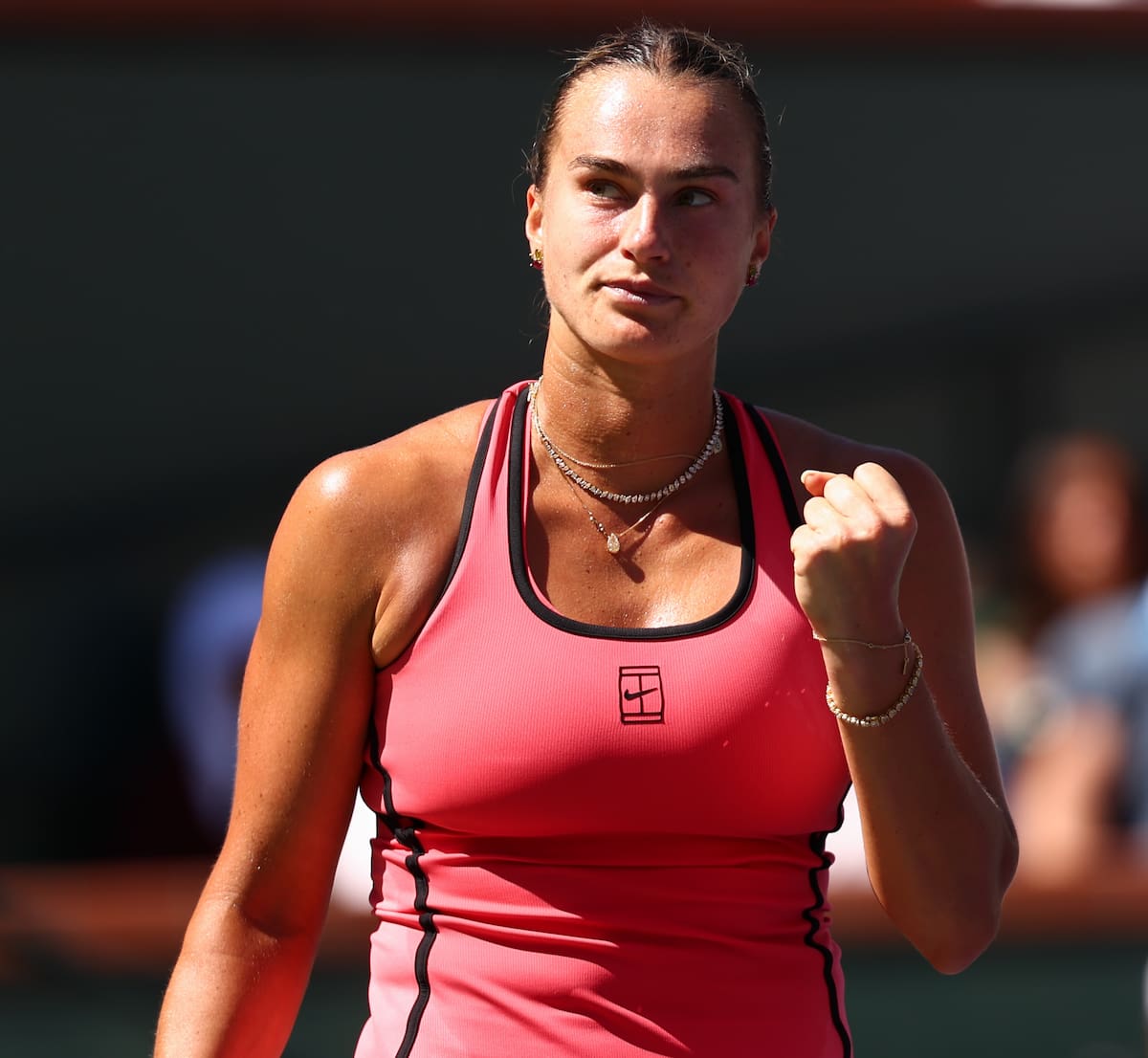 Aryna Sabalenka con expresión seria y decidida durante una rueda de prensa en Miami.