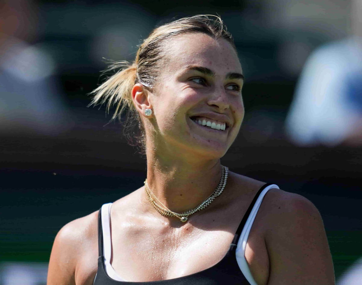 Primer plano de Aryna Sabalenka sonriendo durante un entrenamiento en Indian Wells, compartido por la cuenta oficial del torneo.