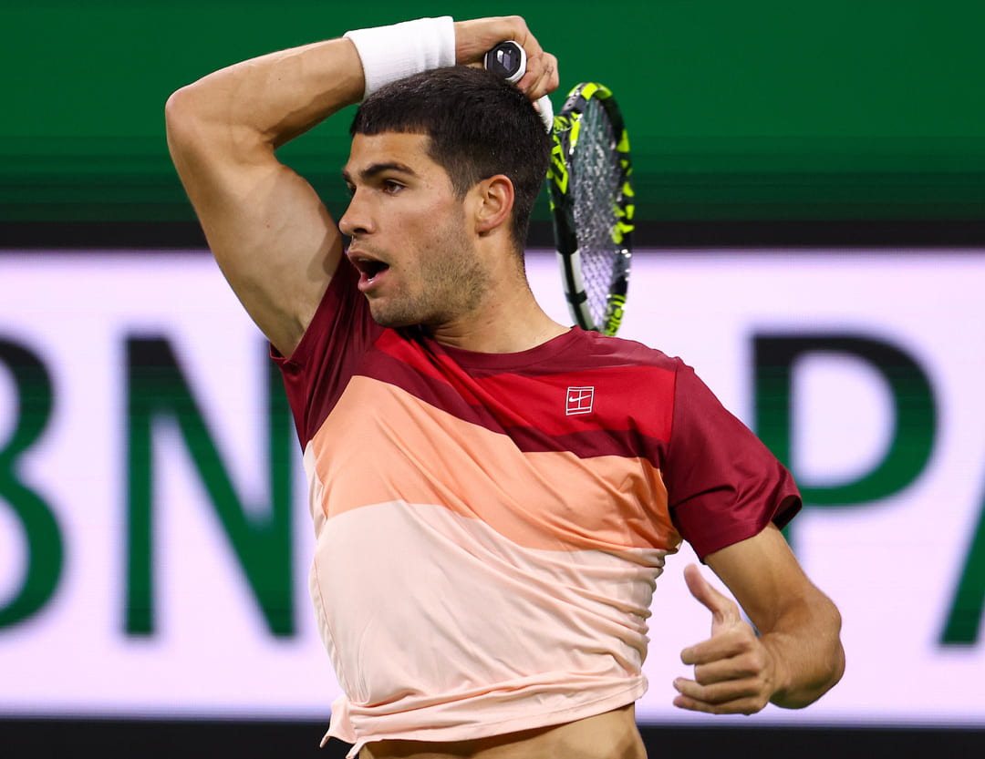 Carlos Alcaraz ejecutando un golpe de derecha con máxima potencia durante un torneo ATP.