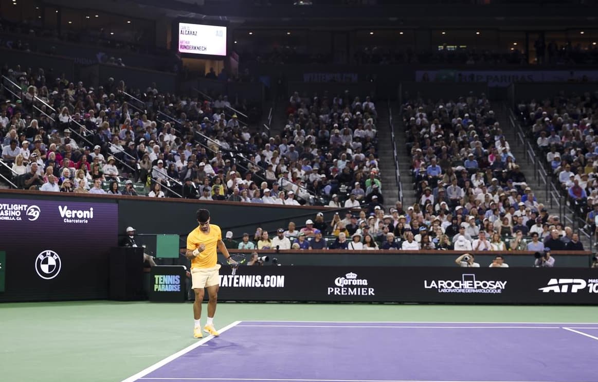 Carlos Alcaraz golpeando un drive invertido durante su primera práctica en el Hard Rock Stadium.