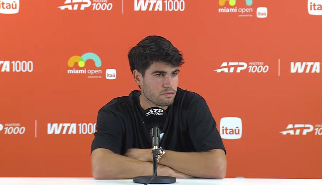 Carlos Alcaraz con gesto pensativo en la rueda de prensa tras su eliminación en el Miami Open 2026 ante Sebastian Korda.