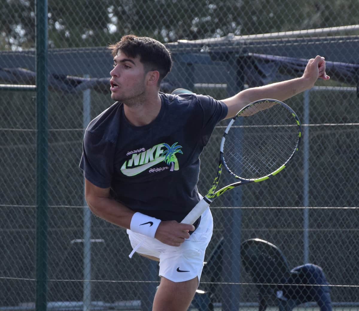 Carlos Alcaraz entrenando en tierra batida en Murcia tras el Miami Open 2026.