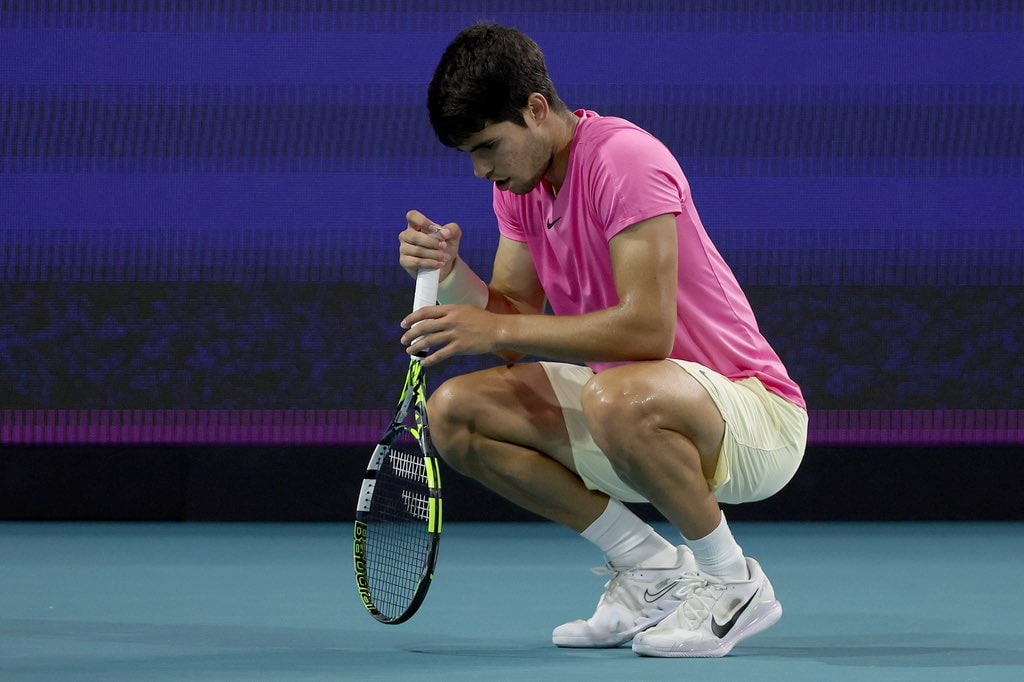 Carlos Alcaraz con gesto de frustración durante su partido contra Sebastian Korda en el Miami Open 2026.