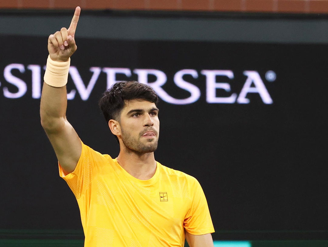 Carlos Alcaraz celebrando con euforia tras igualar el récord de Roger Federer en los cuartos de final de Indian Wells 2026.