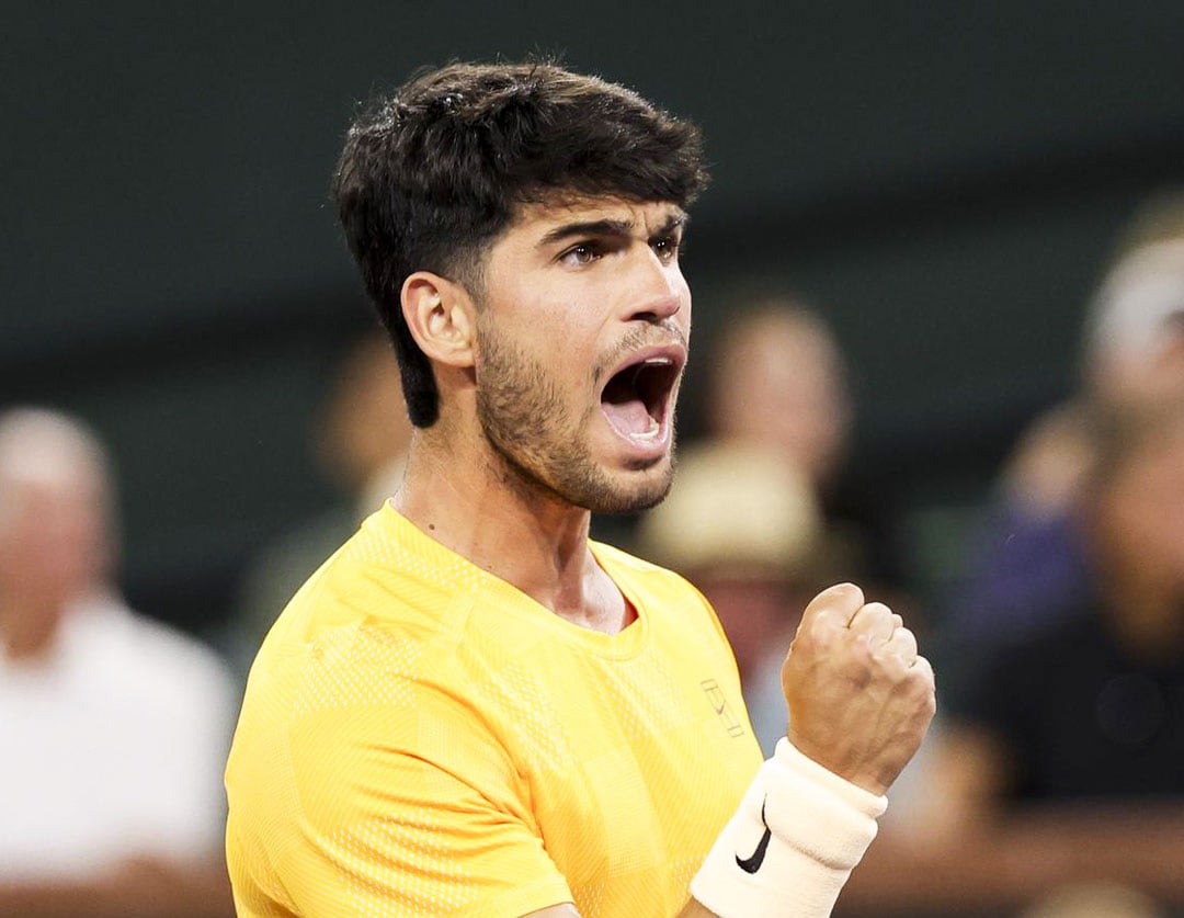 Carlos Alcaraz señalando su cabeza tras una decisión táctica brillante en los cuartos de final de Indian Wells 2026 ante Cameron Norrie.