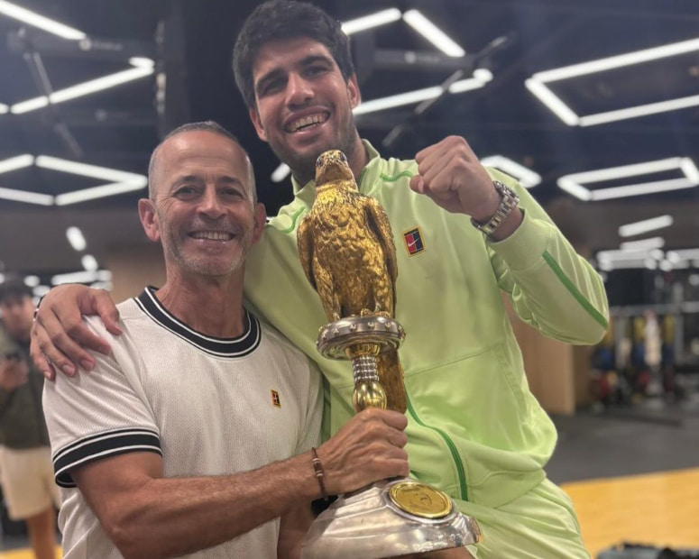 Carlos Alcaraz y su entrenador Samuel López celebrando con el trofeo del Abierto de Australia 2026.