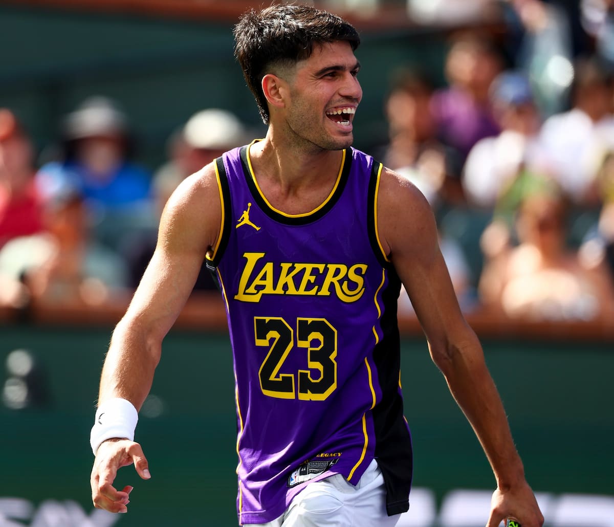Carlos Alcaraz entrenando en la pista central de Indian Wells 2026 antes de su debut.