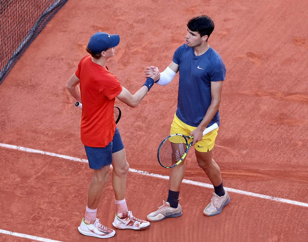 Darren Cahill conversando con intensidad durante una sesión de entrenamiento en el Miami Open.