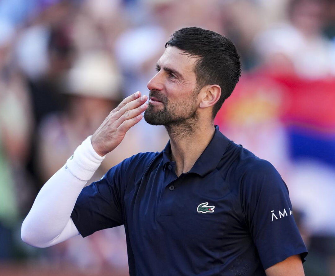 Novak Djokovic sonríe durante su rueda de prensa en el Masters 1000 de Indian Wells 2026 analizando a Carlos Alcaraz.