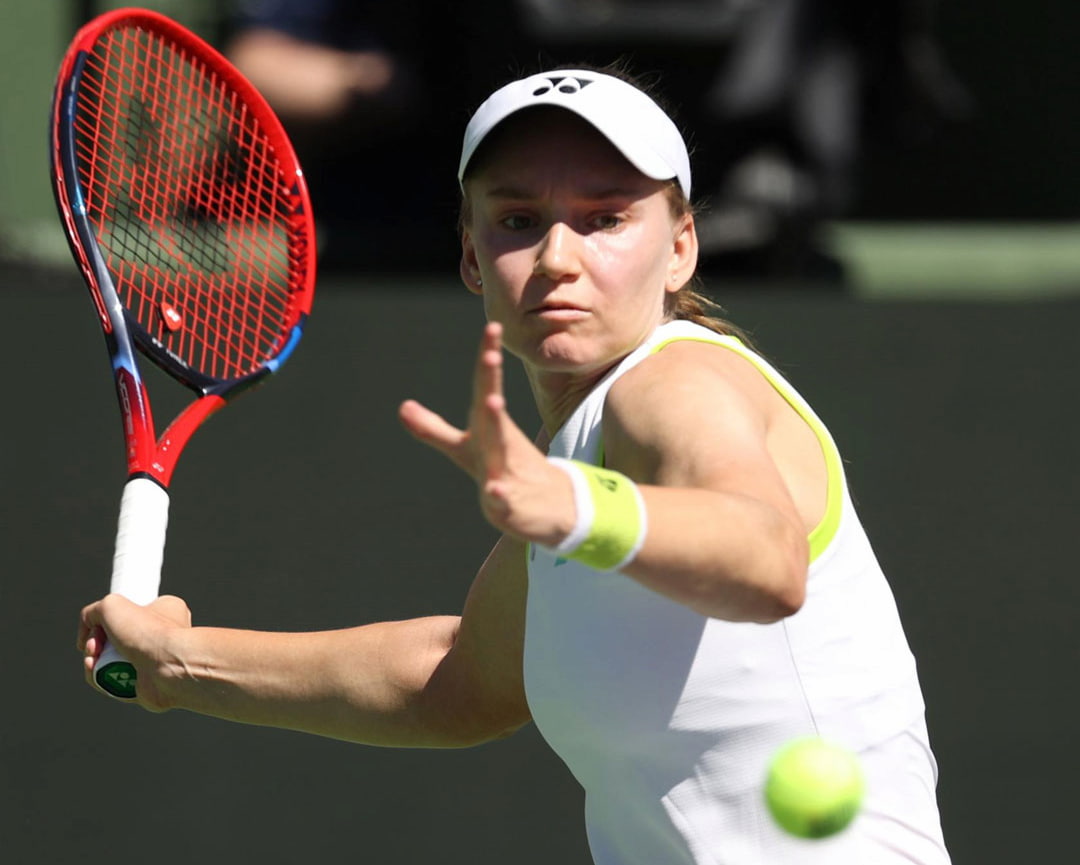 Elena Rybakina con mirada seria y concentrada durante su victoria ante Jessica Pegula en el Miami Open, preparándose para las semifinales.