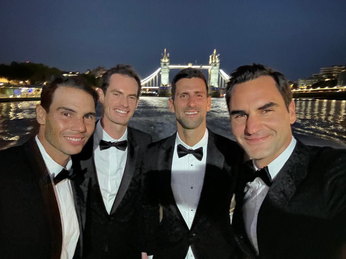 Roger Federer, Rafael Nadal, Novak Djokovic y Andy Murray posando juntos en esmoquin con el Tower Bridge de fondo para ilustrar el análisis de Jamie Delgado.