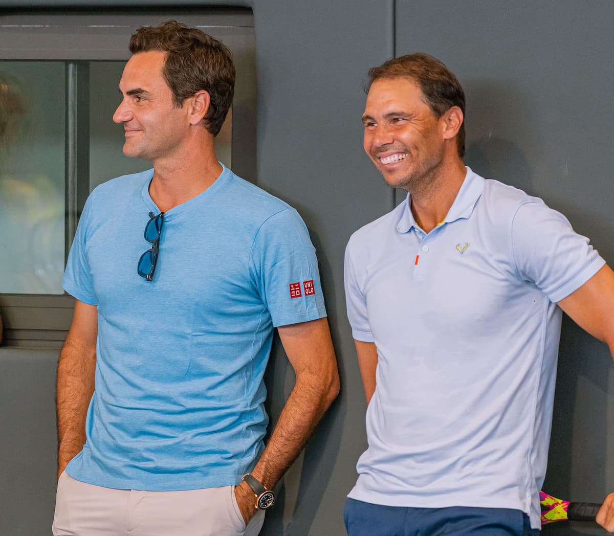 Gráfico comparativo de los ingresos anuales de Roger Federer y Rafael Nadal destacando sus contratos publicitarios.