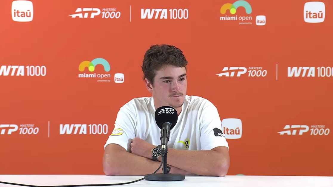 Joao Fonseca gesticulando en rueda de prensa comparando los estilos de Sinner y Alcaraz.