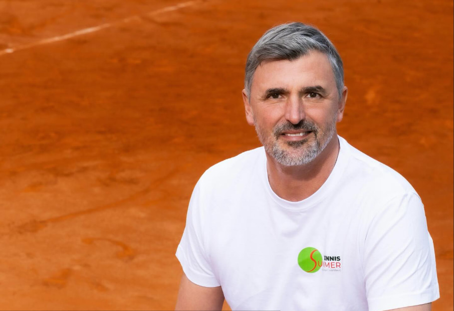 Goran Ivanisevic posando en una pista de tierra batida para su academia de tenis en Split.