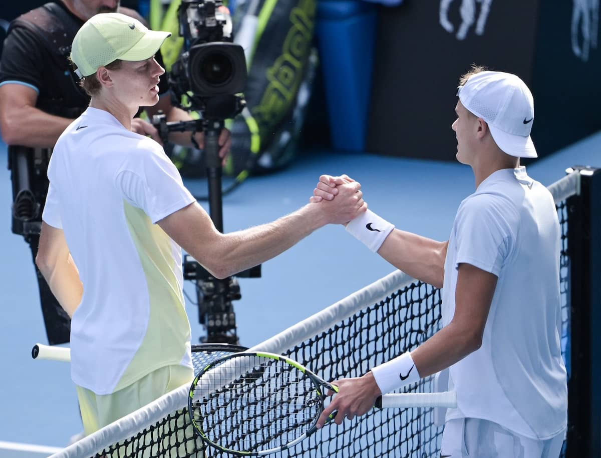 Holger Rune realizando ejercicios de rehabilitación en pista, con mirada concentrada y decidida.
