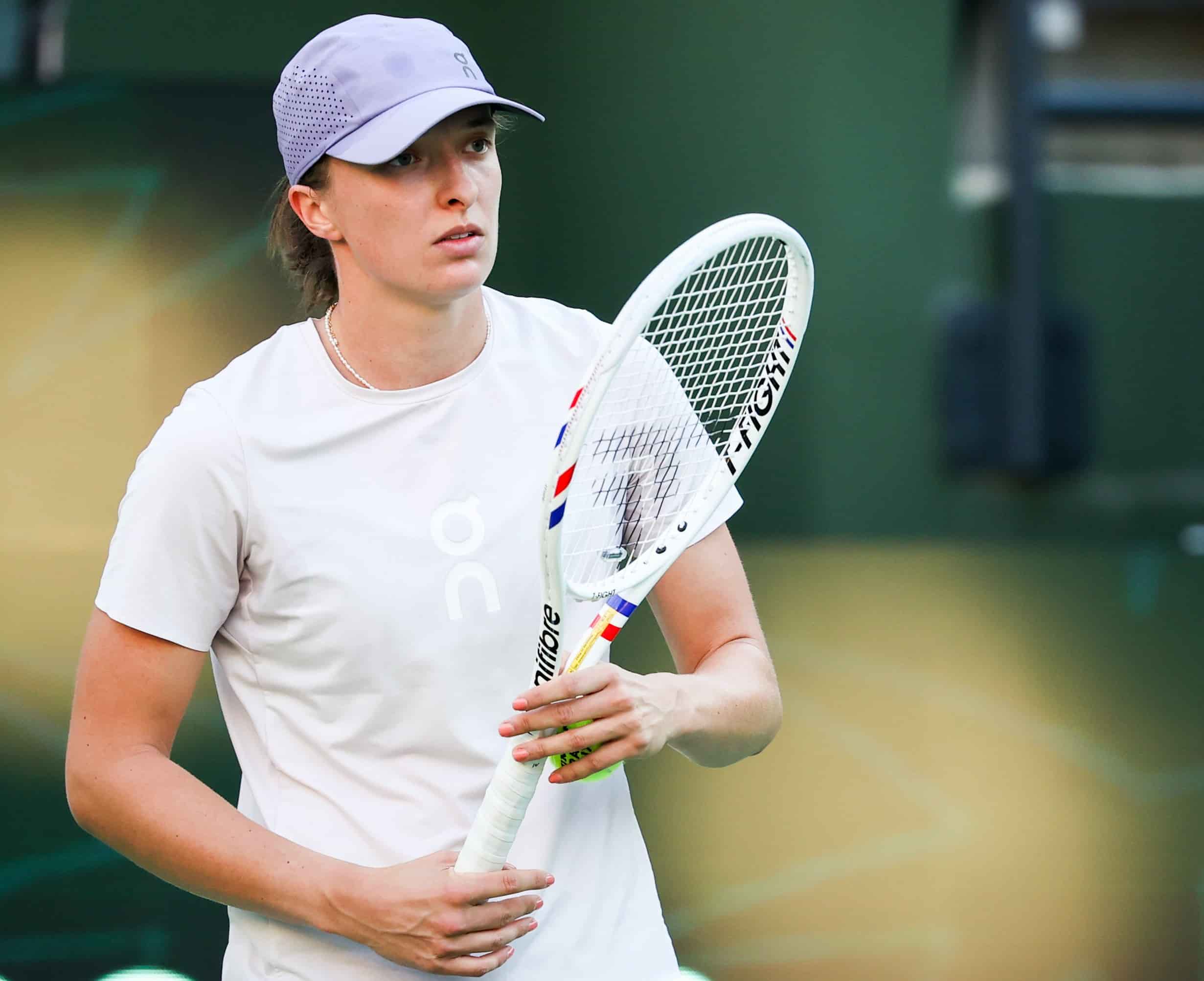 Iga Swiatek gesticulando durante su conferencia de prensa en Indian Wells 2026, analizando el calendario de la WTA.