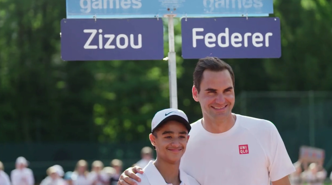 Izyan Ahmad "Zizou" junto a Roger Federer en una cancha de tenis, celebrando el encuentro que prometieron años atrás.