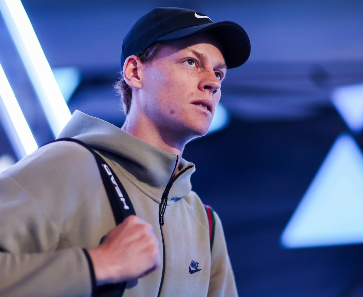 Jannik Sinner golpeando de revés con máxima concentración durante su debut en el Miami Open 2026.